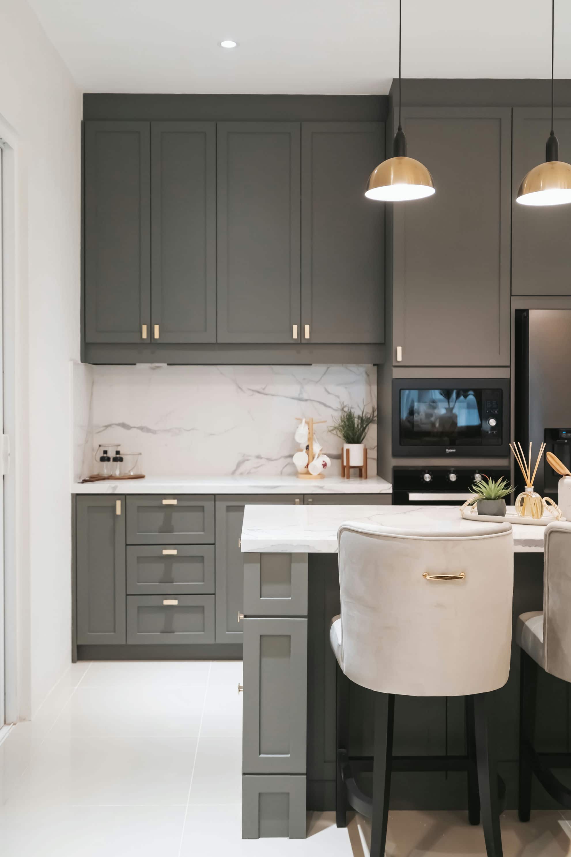 dry kitchen design by IDW design